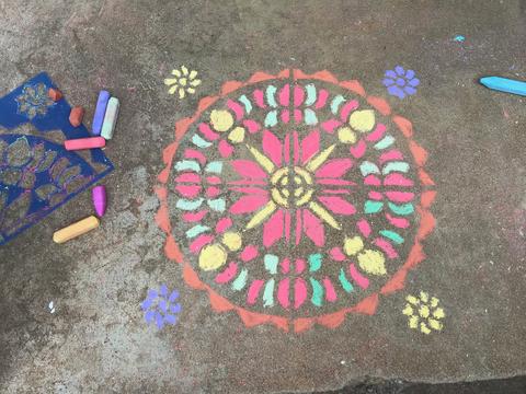 Grafix Chalk Spiral Art Childrens Rainbow Pavement Stencil Graffiti Set 